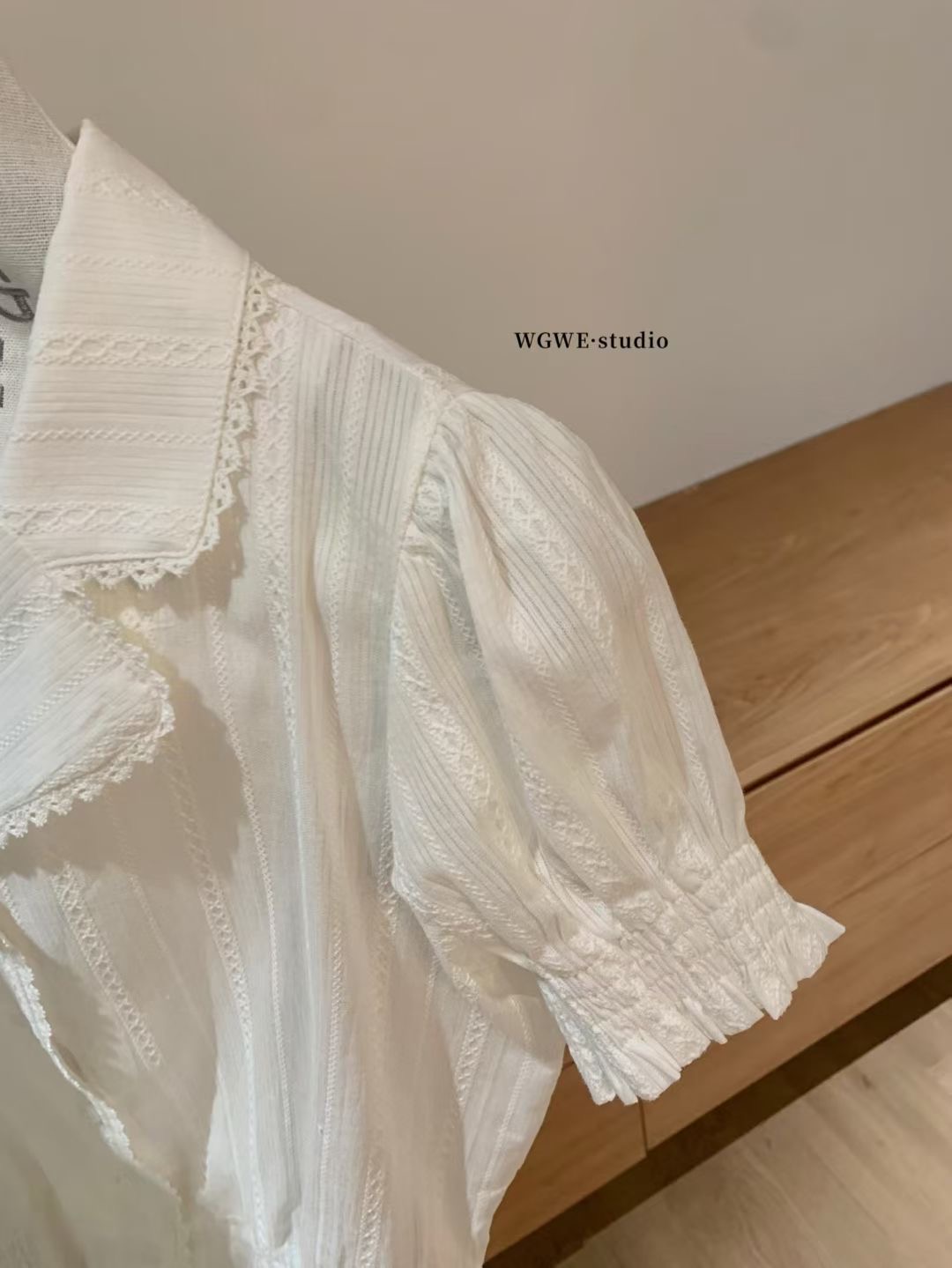 Áo sơ mi thô cộc tay cổ vest chun cổ tay, cài cúc chun gấu_thumbnail_5