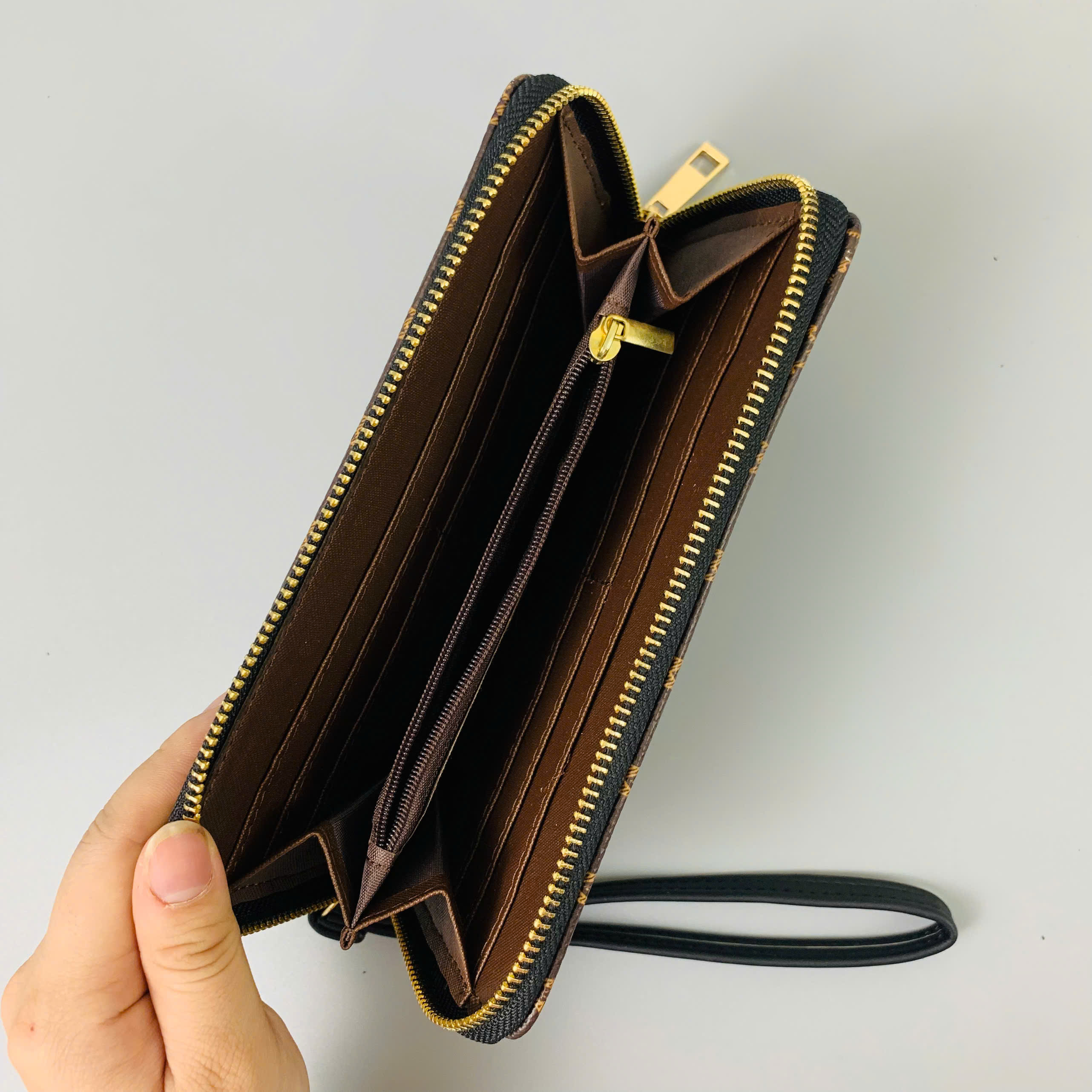 VÍ DÀI CẦM TAY HỌA TIẾT MONOGRAM