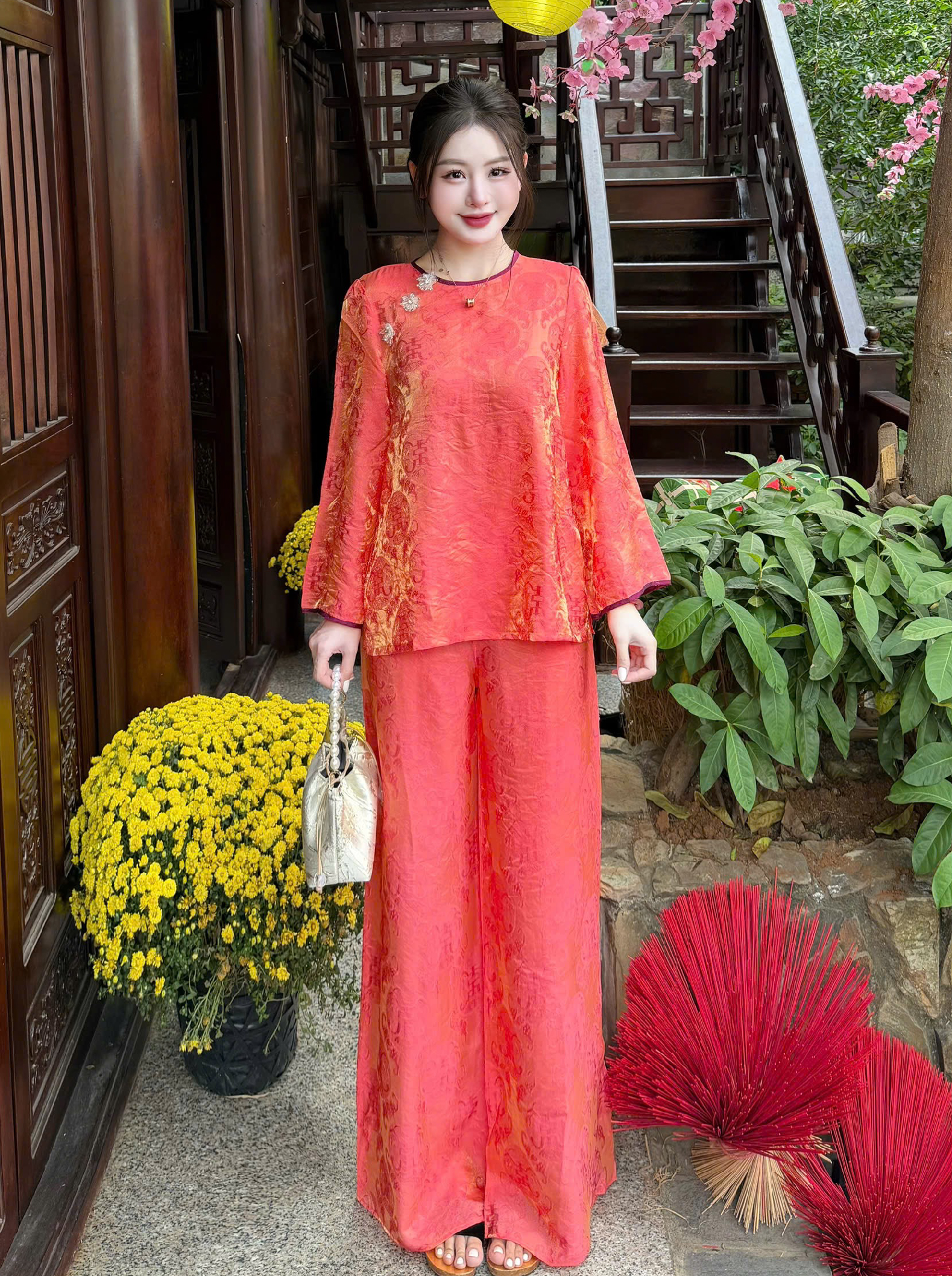 Áo Bà Ba Màu Đỏ San Hô Tơ Tằm Ánh Kim Charm Hoa 