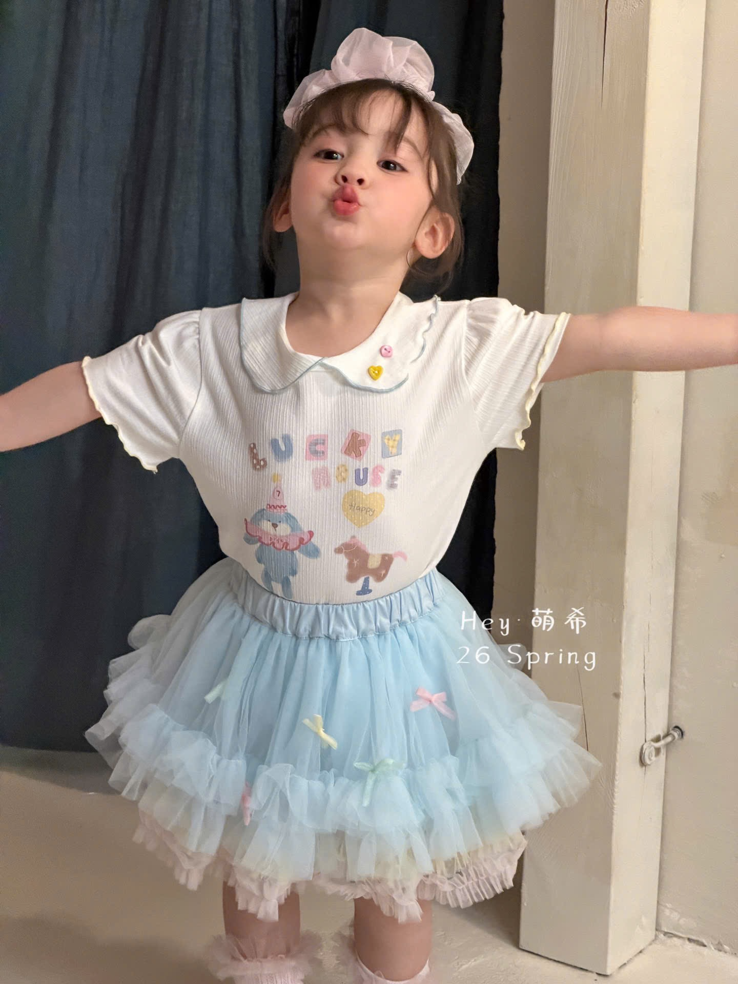 D205 - Áo thun trắng cổ bẻ hoạ tiết thỏ hãng HMX