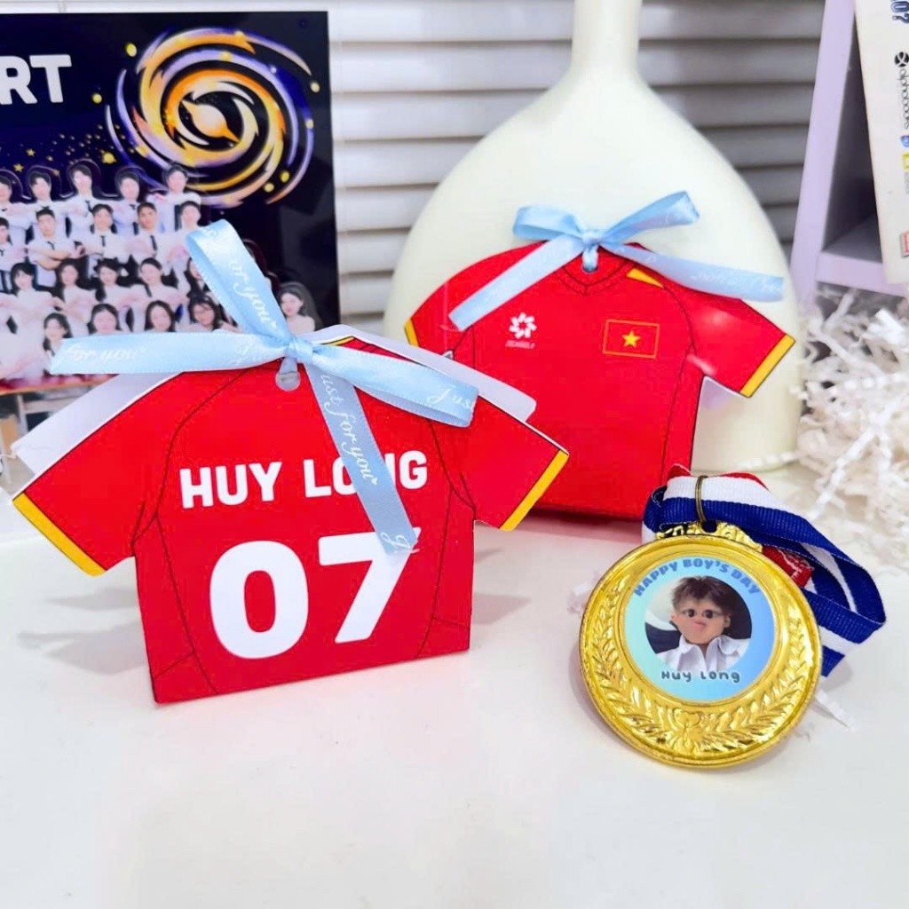Set Túi quà Áo Đá Banh (Áo Đá Bóng) + Huy Chương in theo yêu cầu phù hợp tặng Boy's Day, Kỷ Yếu, Sinh nhật, Anniversary