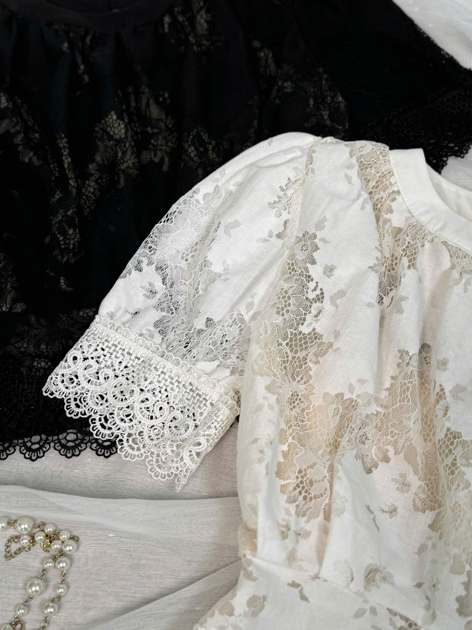 Áo Croptop Cổ Tròn Viền Ren_thumbnail_2