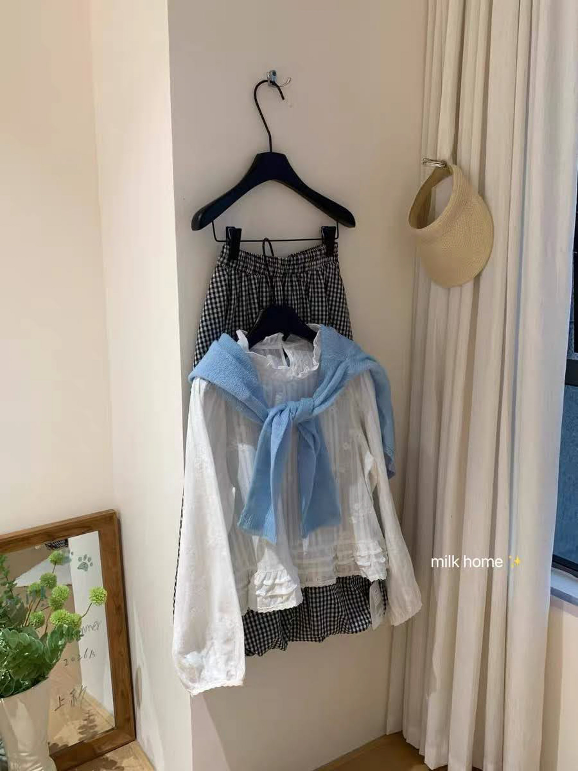 Áo sơ mi thô vải sọc hoa nhún cổ dựng, gấu xòe tầng dài tay