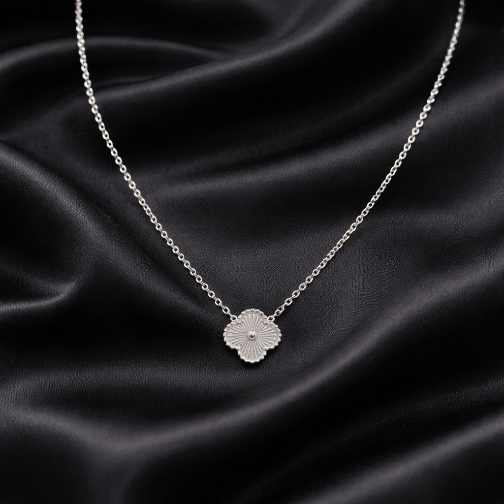vòng cổ titan charm cỏ bốn lá màu bạc trơn._thumbnail_2