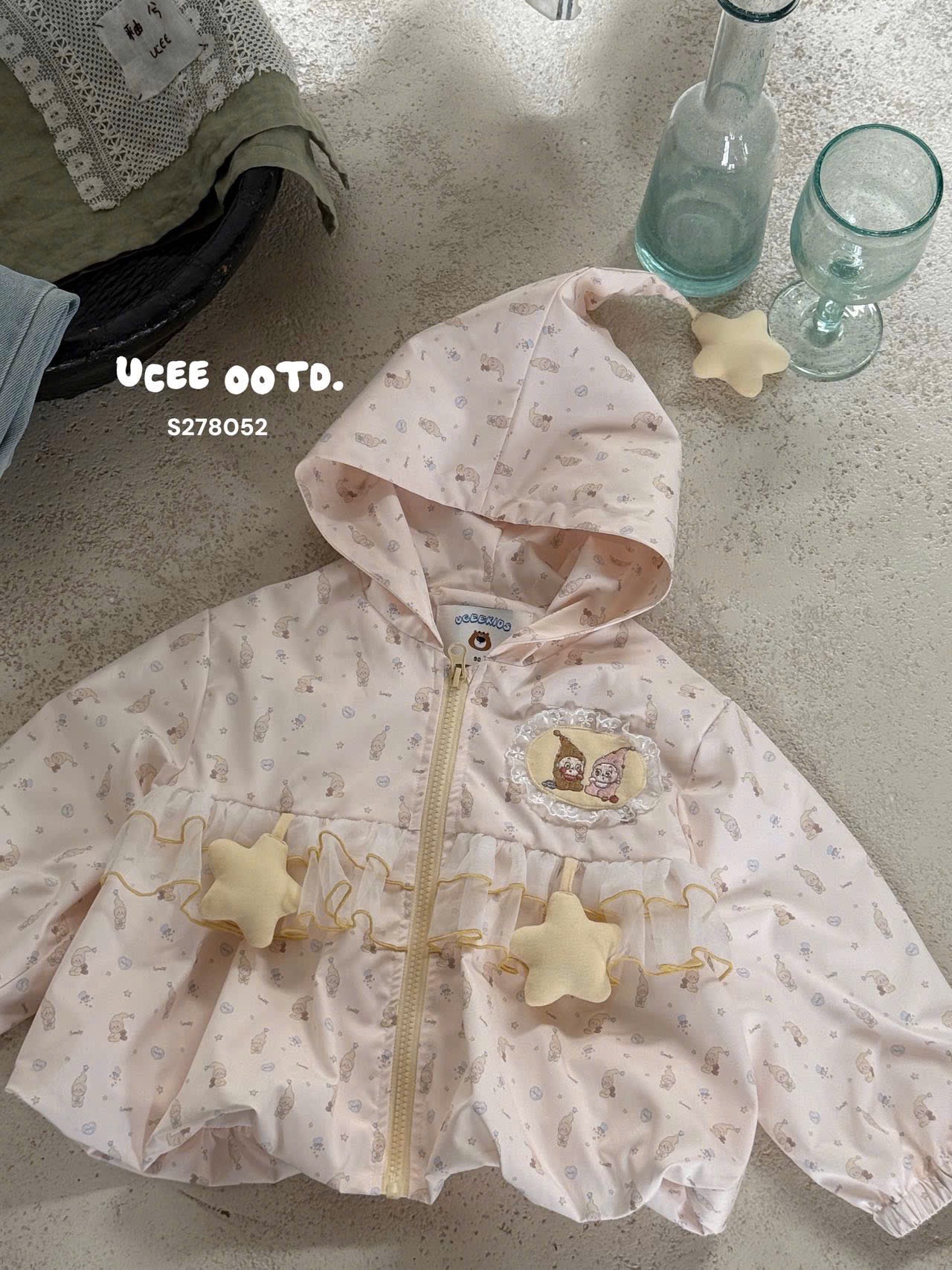 UC55 - Áo khoác gió màu hồng nhạt hình ngôi sao hãng UCEE (Size 90-140) -  278052