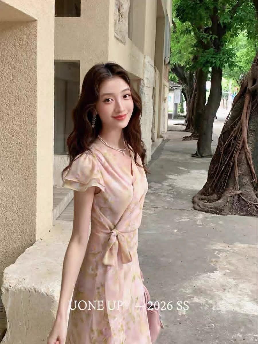 Lucas - Váy hoa cổ đang tay hến 2 lớp buộc nơ eo chân váy dáng dài UONE UP