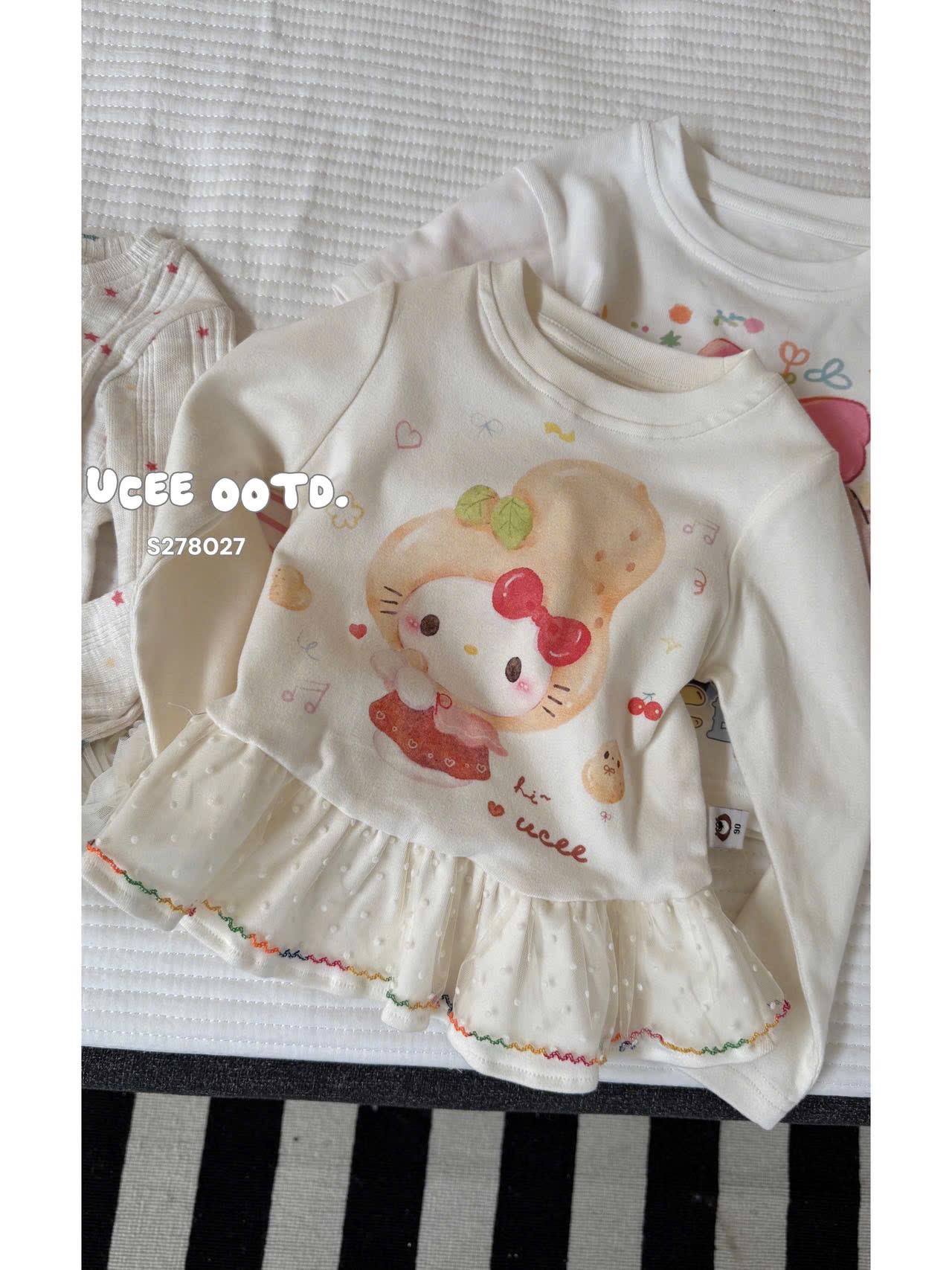 UC07 - Áo giữ nhiệt viền bèo ren hình Kitty màu kem UCEE_thumbnail_0