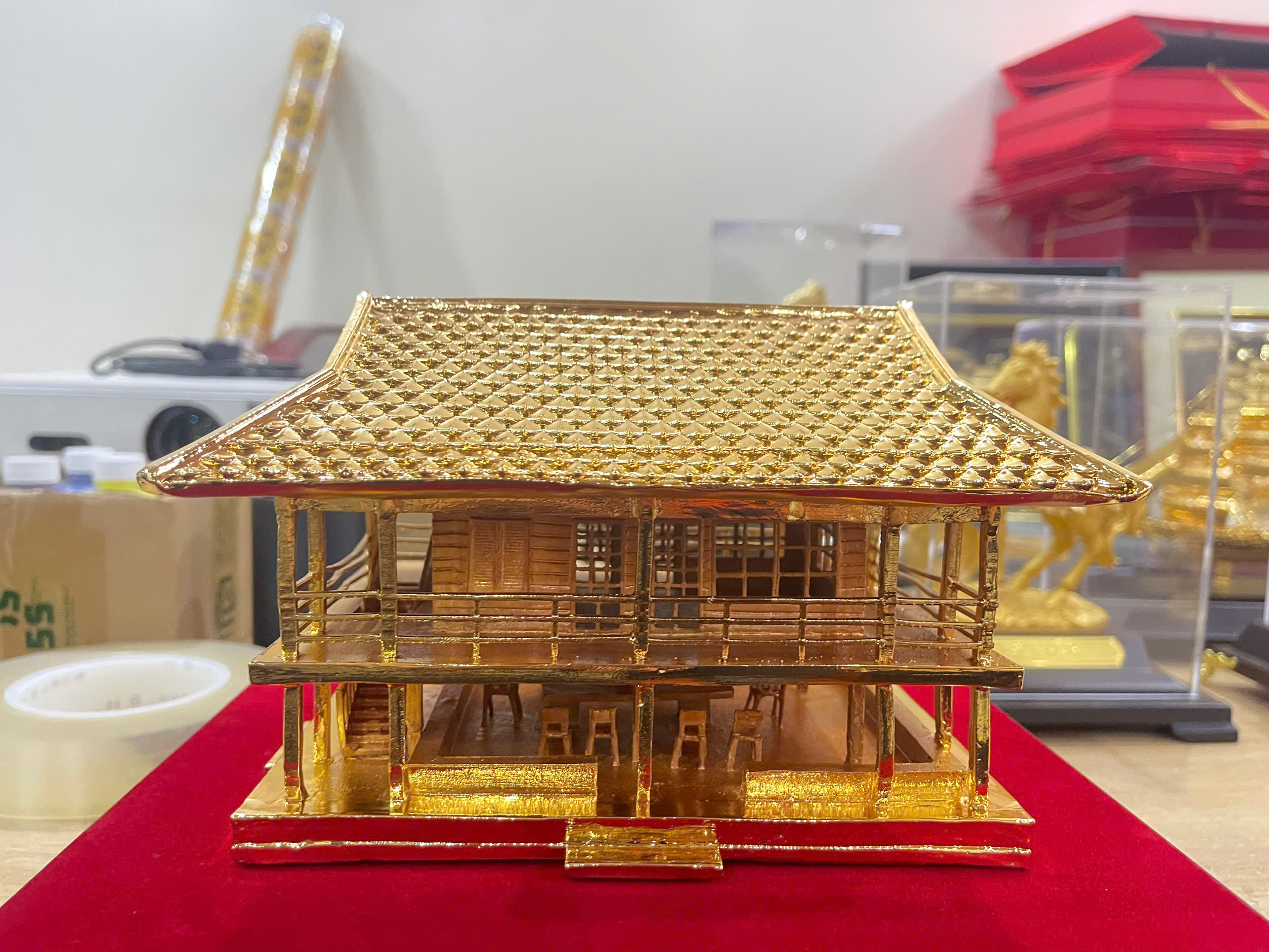 Mô hình nhà sàn Bác Hồ bằng đồng mạ vàng 24k _thumbnail_0