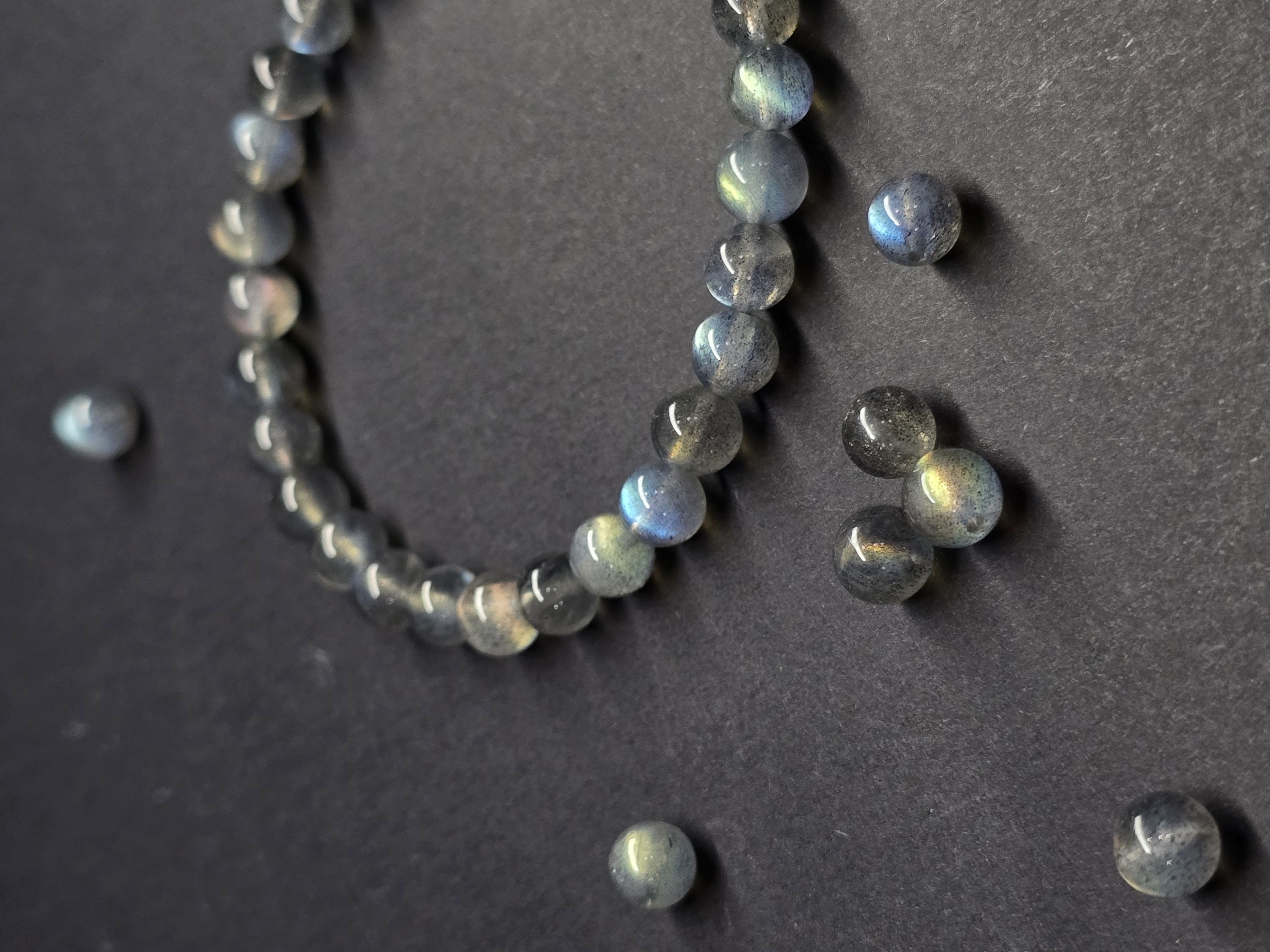 Vòng Tay Đá Xà Cừ Hắc Nguyệt Quang Labradorite Thể Đen