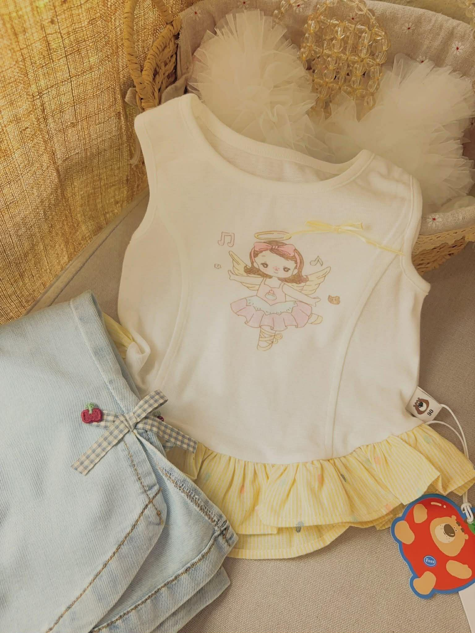 D193 - Áo sát nách trắng hoạ tiết Cô gái viền bèo màu vàng hãng UCEE