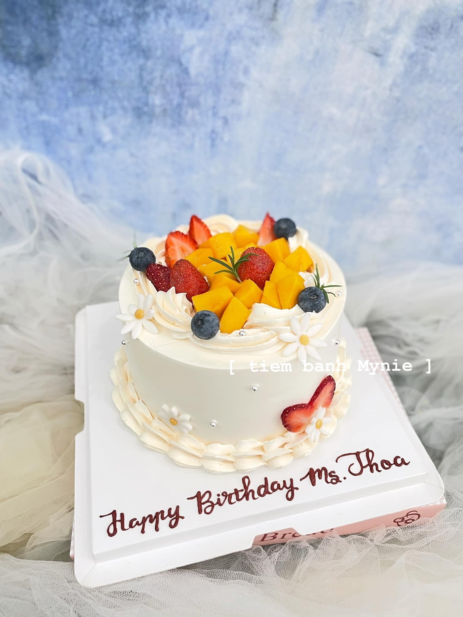 Bánh kem trang trí xoài mix dâu tây và việt quất TT0027