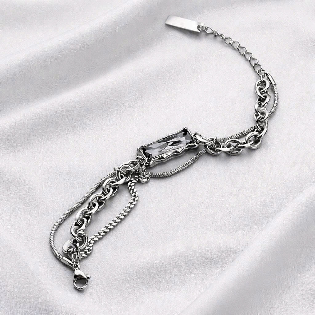 Vòng tay hạt đá chữ nhật.