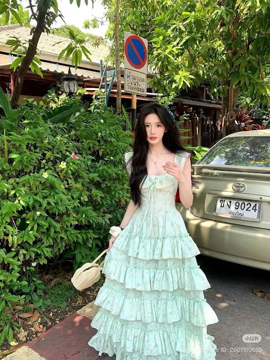 Lucas - Váy voan hoa cổ vuông viền bèo + buộc nơ + chân váy xòe tầng dáng maxi