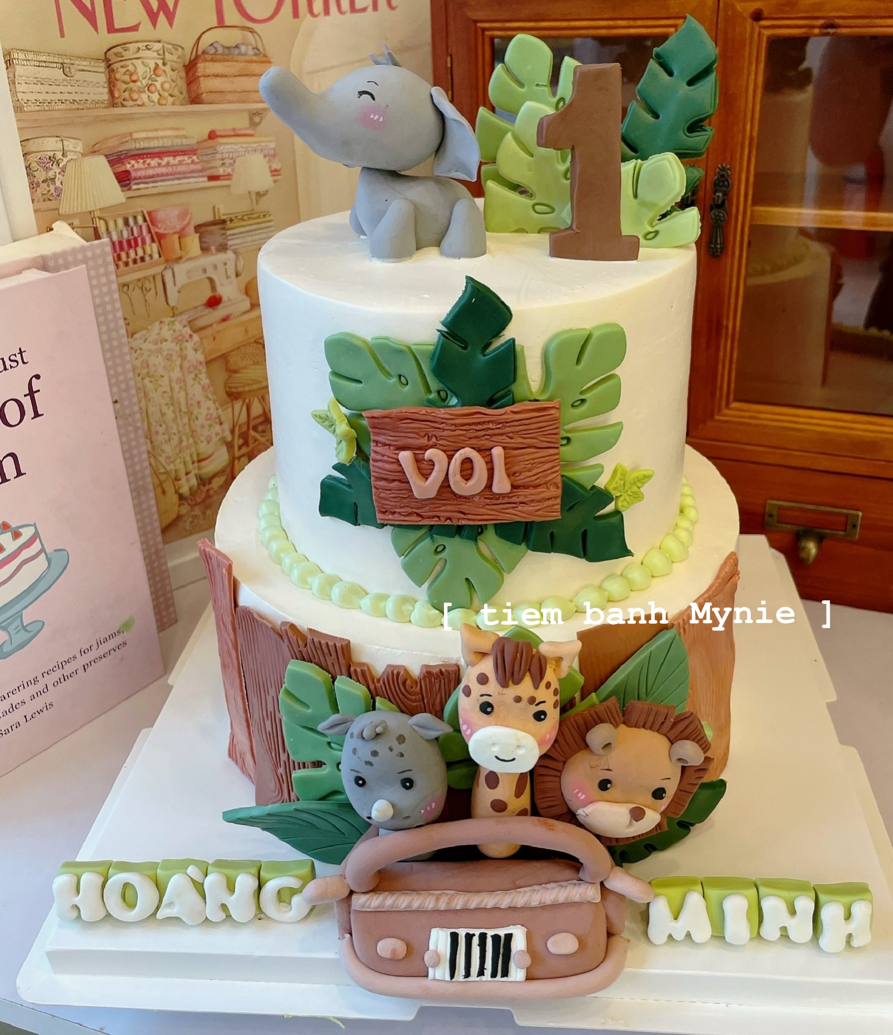 Bánh thôi nôi bé trai chủ đề thú rừng xanh