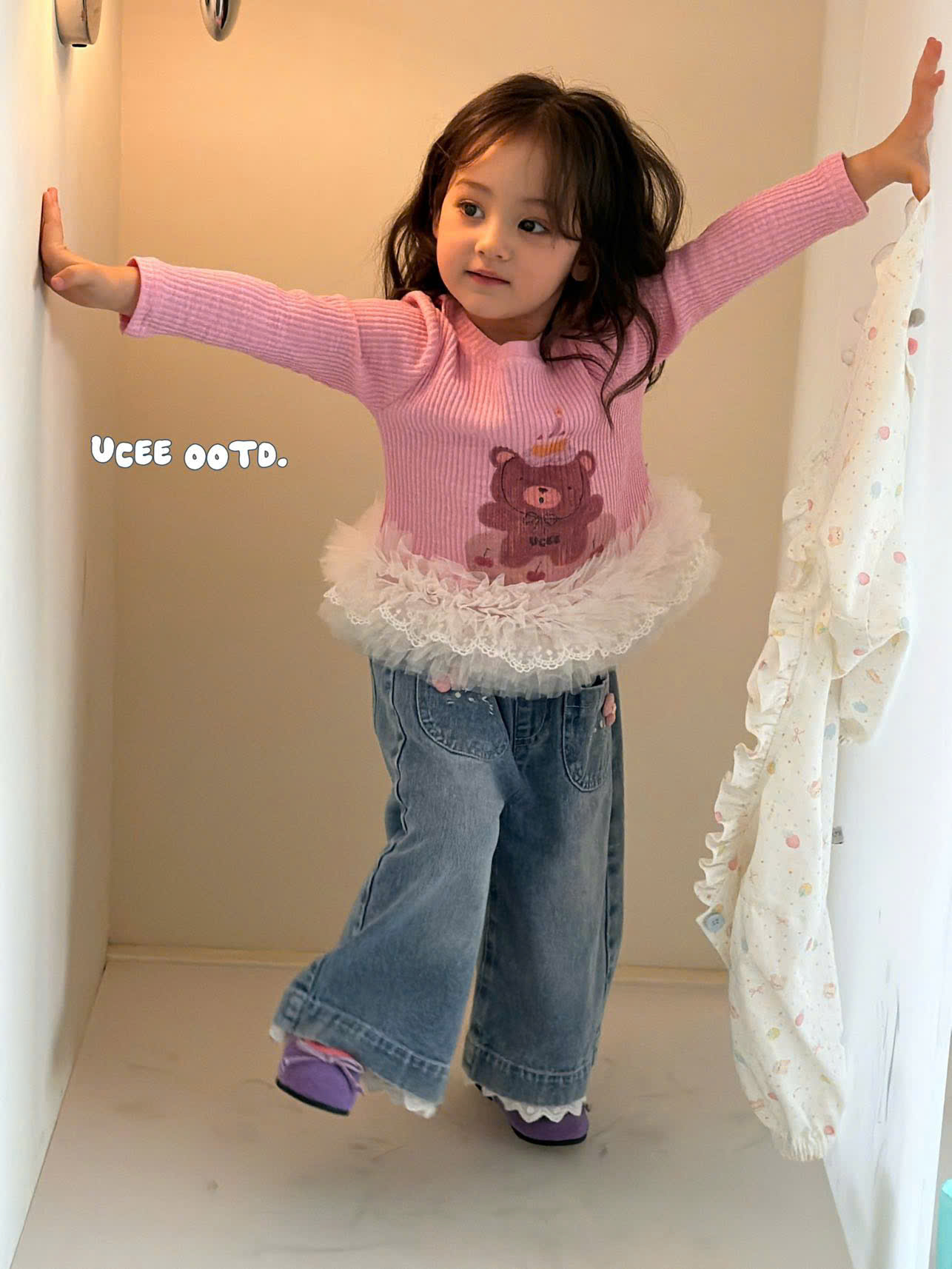 UC64 - Áo dài tay bo gân in hình gấu phối bèo ren màu hồng hãng UCEE 278125 (Sz90-130)