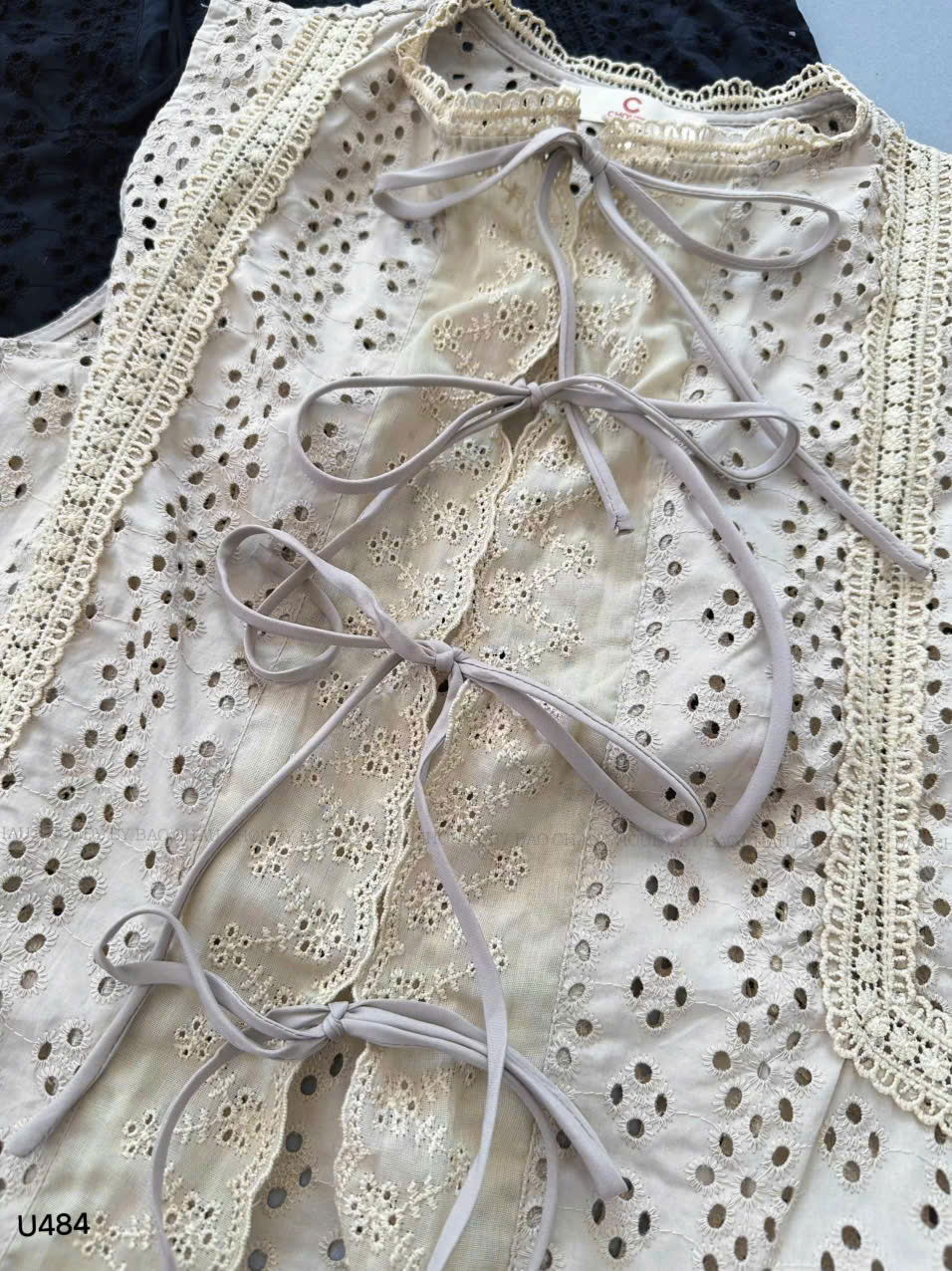 U484 ÁO ĐỤC LỖ 2 MÀU_thumbnail_3