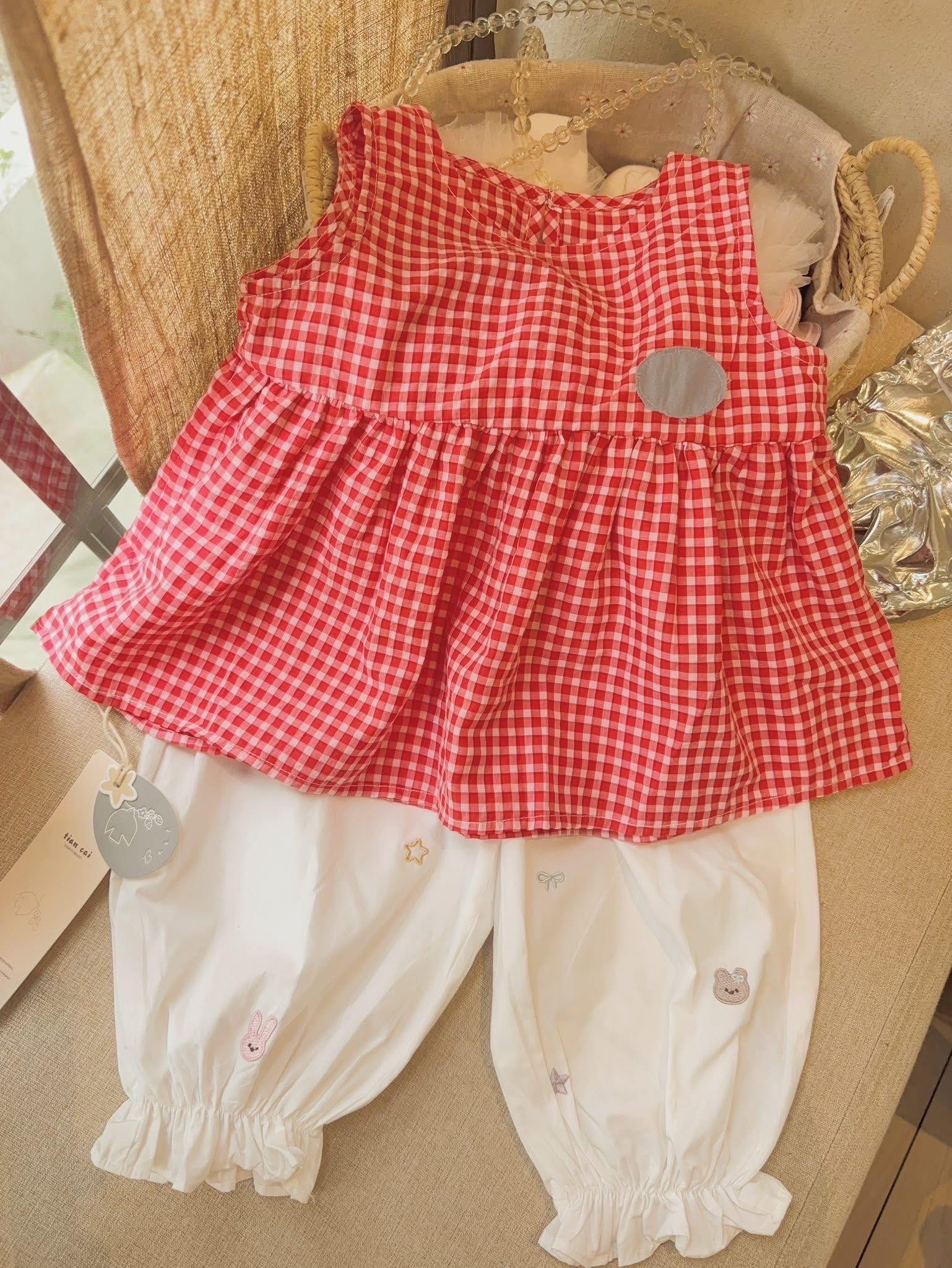 A58 - Áo caro đỏ sát nách tùng xòe hãng Tian Cai (Sz90-130)_thumbnail_0