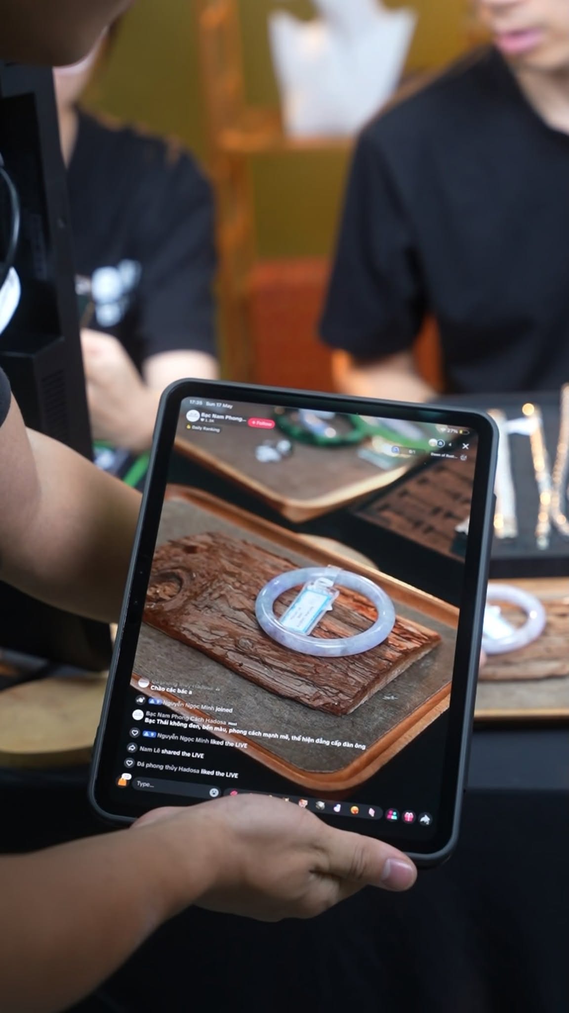 Phiên livestream đang phát trên Facebook với comment trôi