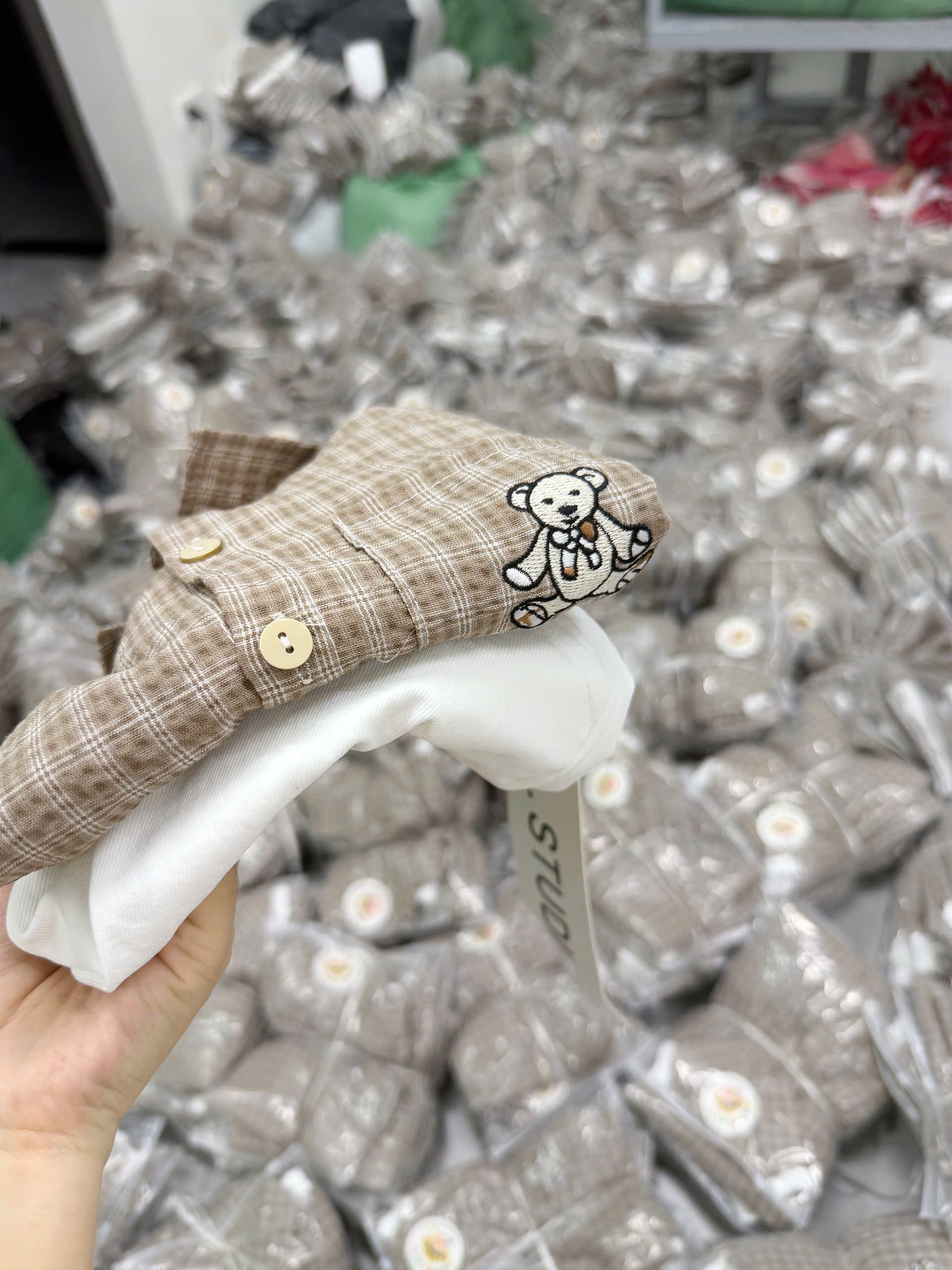 A26 BỘ SƠ MI CARO NÂU GẤU THÊU Ở TÚI- A108.331