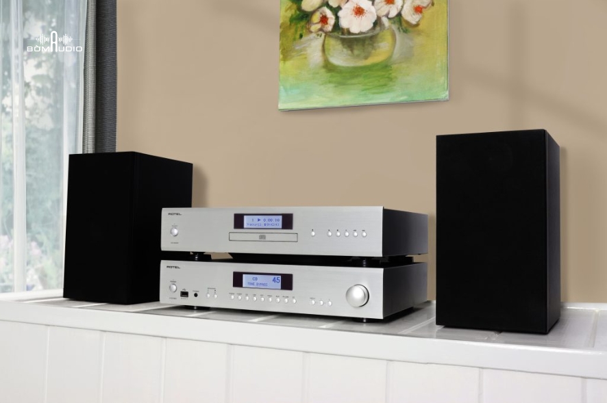 Mặt trên amply Rotel A12MKII được thiết kế tấm nhôm nhay cao cấp