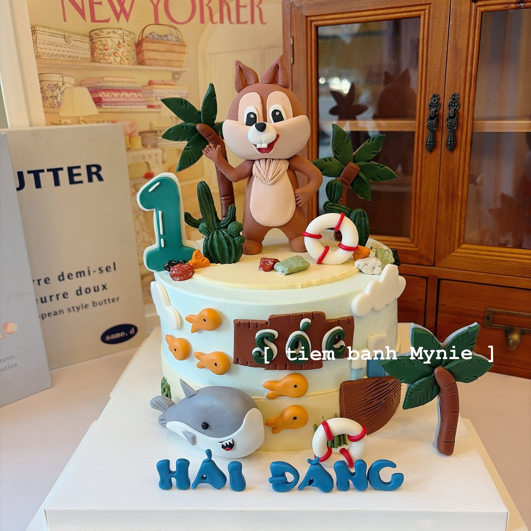 Bánh thôi nôi bé trai tone tone nâu chủ đề thú dễ thương
