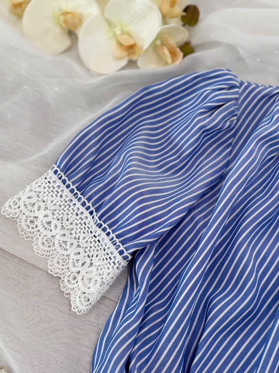 Áo Kiểu Cổ Tròn Phối Viền Ren_thumbnail_3