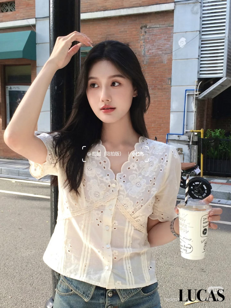 Áo sơ mi thô cổ tim vải thêu ren hoa phối chéo ngực viền ren + gấu ôm xếp ly dáng cài cúc