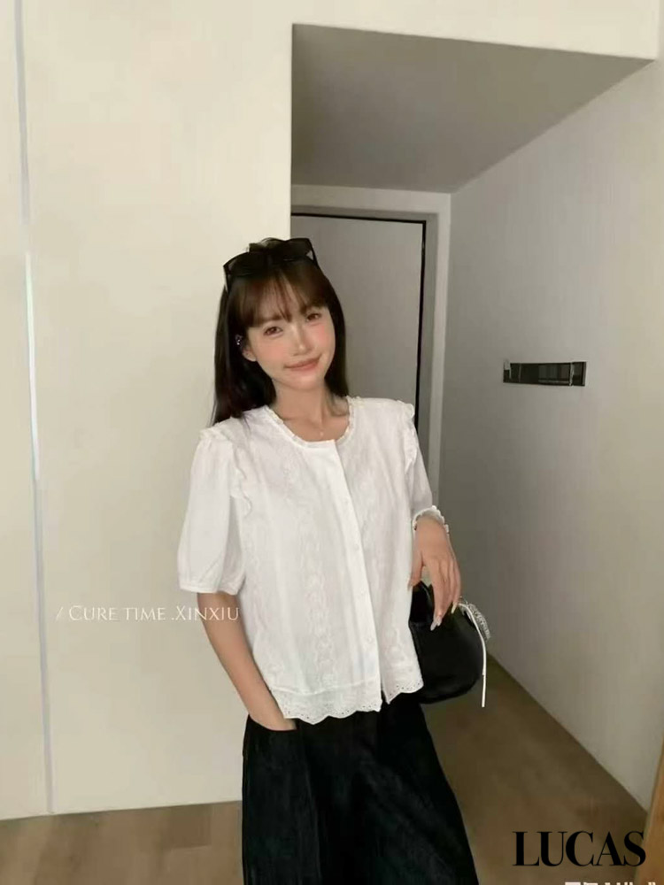 Áo sơ mi thô thêu cổ tròn tay bồng cộc tay thêu ren dọc áo, gấu lượn ngang áo