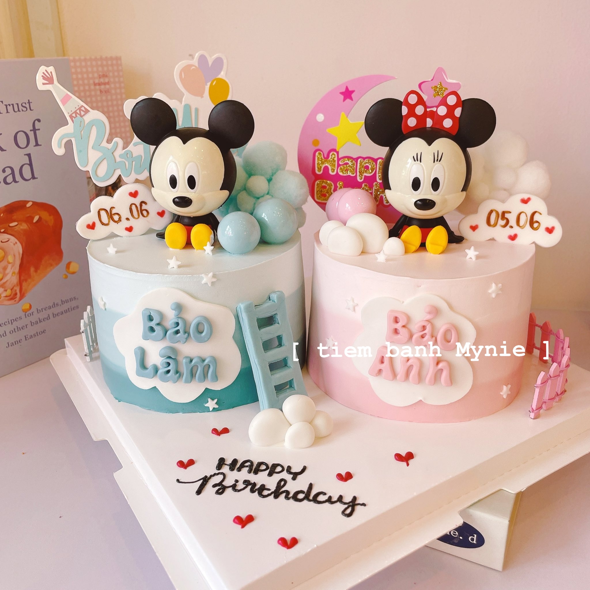 Bánh cho 2 bé trai gái tone hồng mix xanh dương trang trí chuột Mickey