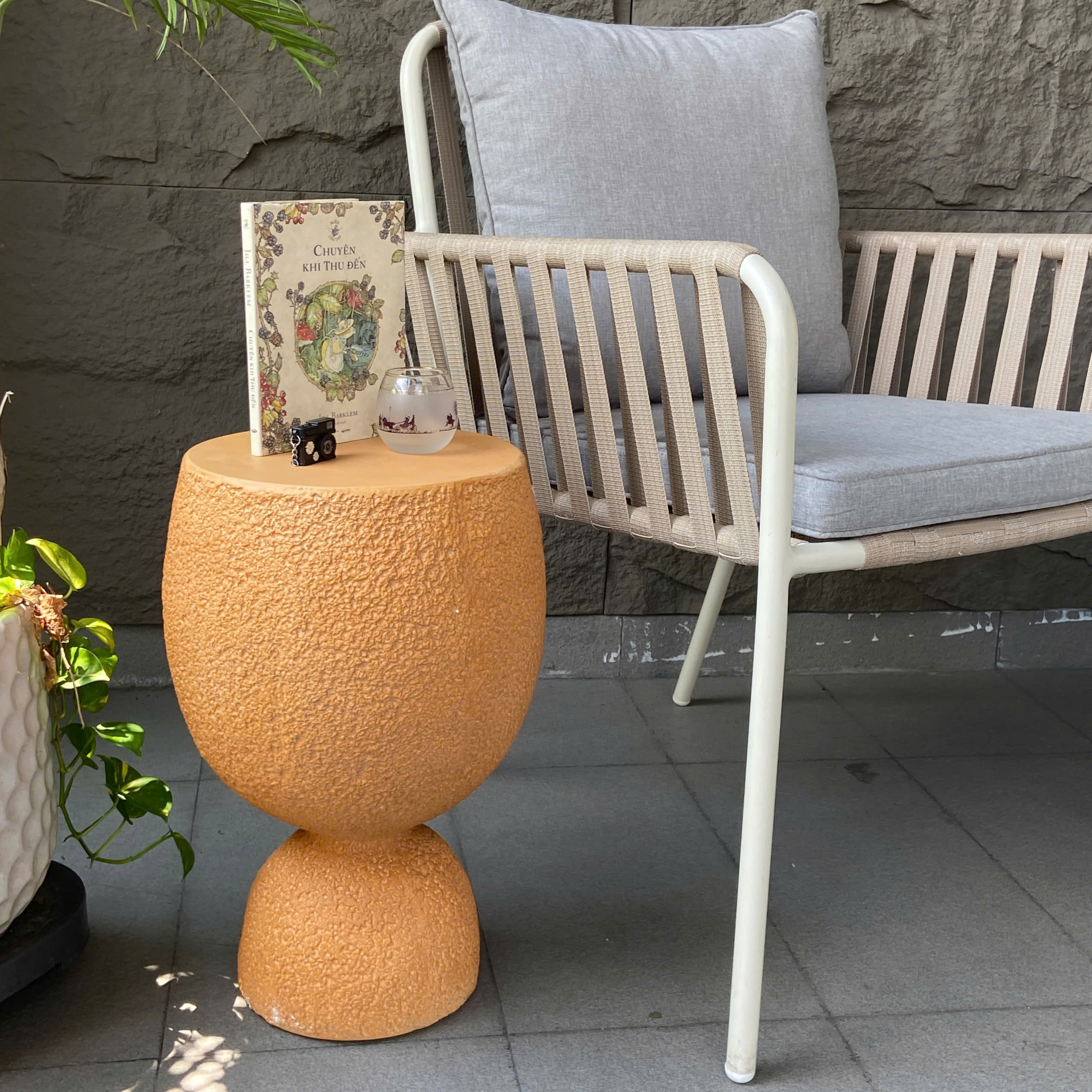 Bàn trang trí Greta Mid-Century Modern Table Màu Cam - Đá xi măng