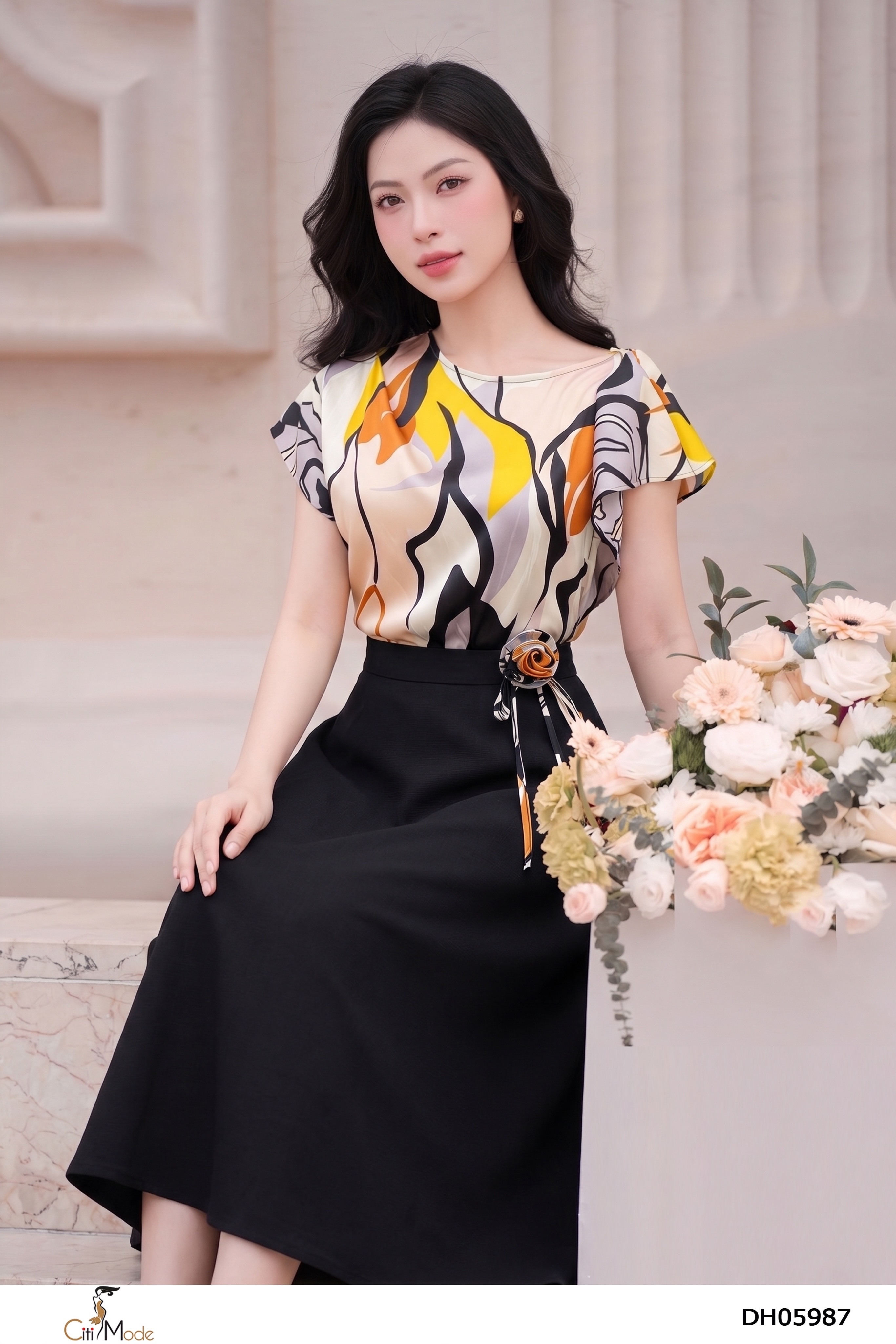 Đầm xòe đen phối hoạ tiết tay chờm eo đính hoa