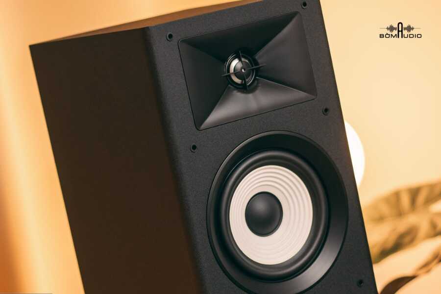 JBL Stage A180 được cấu tạo từ hệ thống ba củ loa