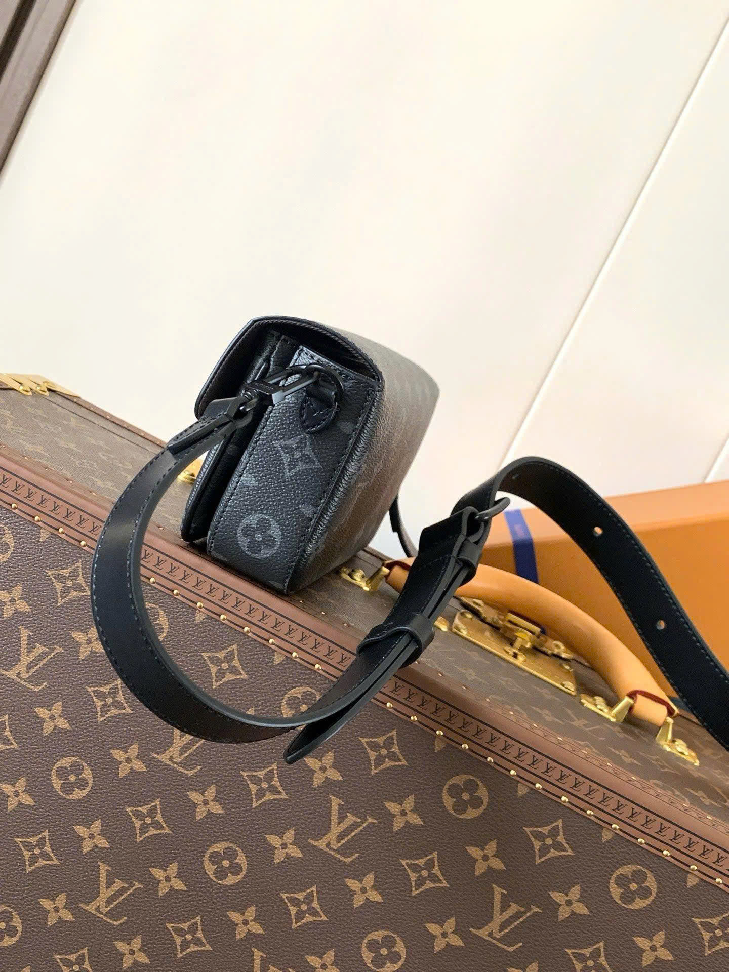 Túi đeo chéo LV Montsouris Wearable Wallet_thumbnail_6