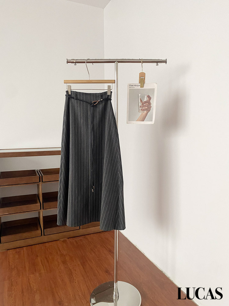 Chân váy xòe dáng midi sọc dọc kèm belt mặt kim loại dây da đen đôi