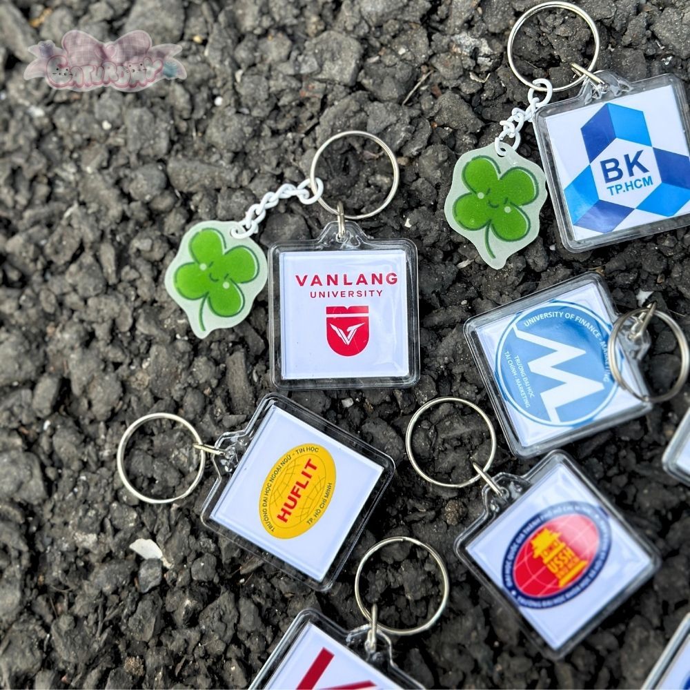 Móc khóa vuông - LOGO TRƯỜNG ĐẠI HỌC kèm charm cỏ may mắn_thumbnail_1