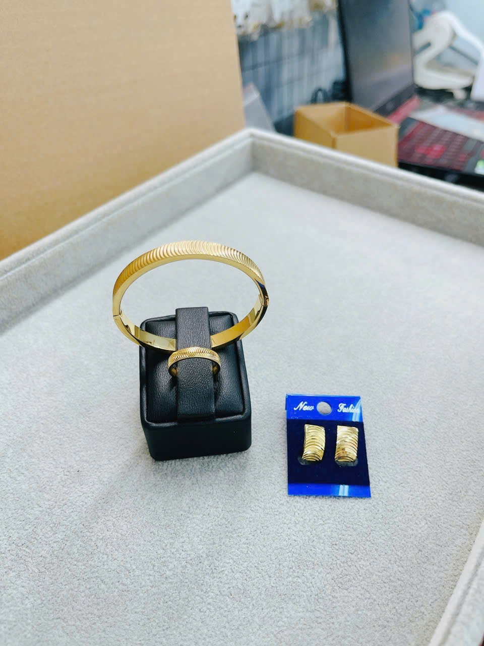 Bông Tai Mắt Mèo