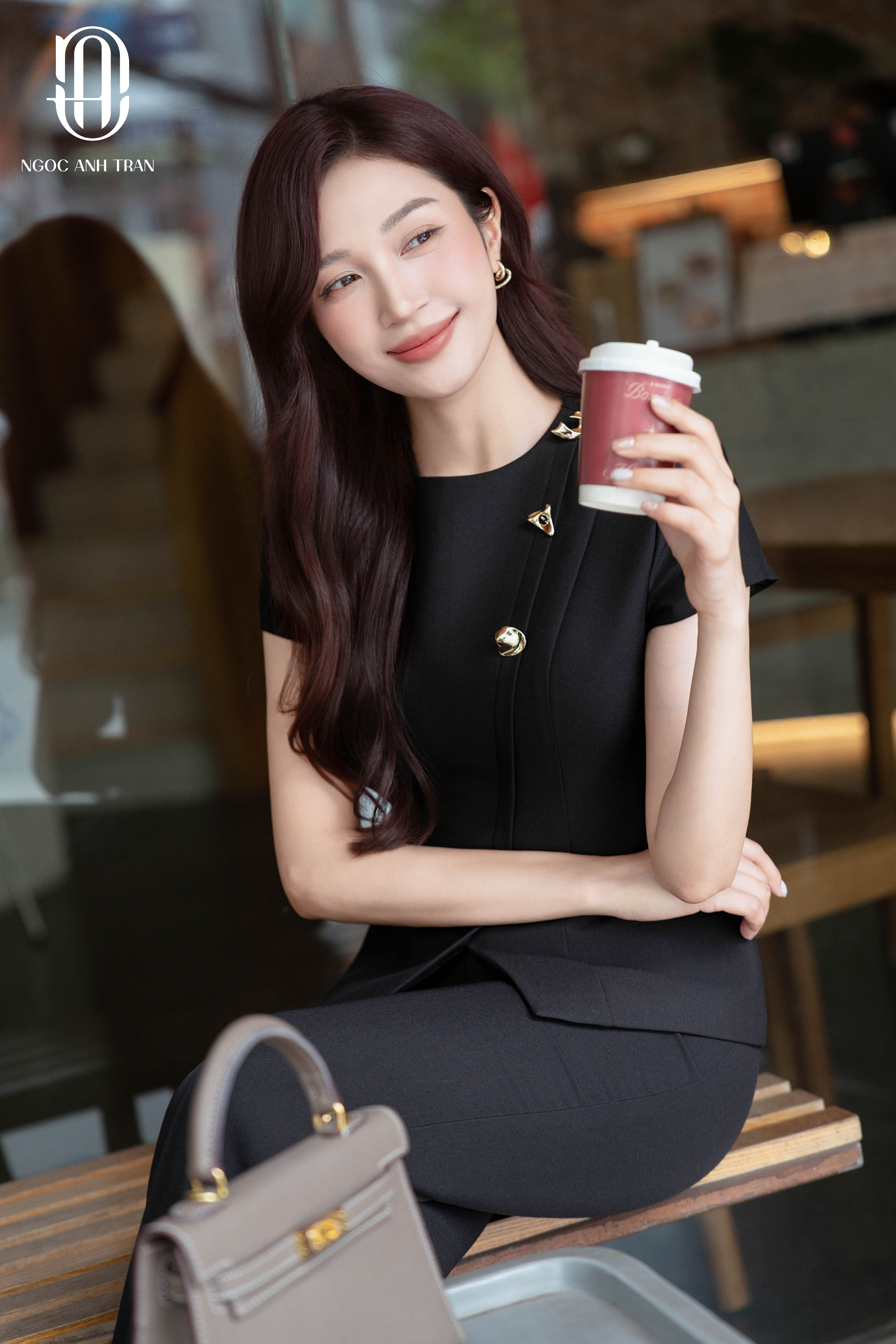 A281 - Áo kiểu đen xẻ thân cúc kim loại