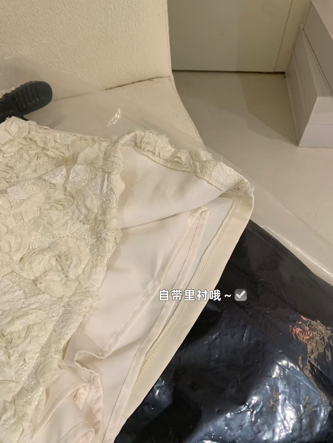 Set áo sơ mi yếm cổ dựng đính hoa + chân váy xòe A dáng ngắn hoa nổi WGWE_thumbnail_5