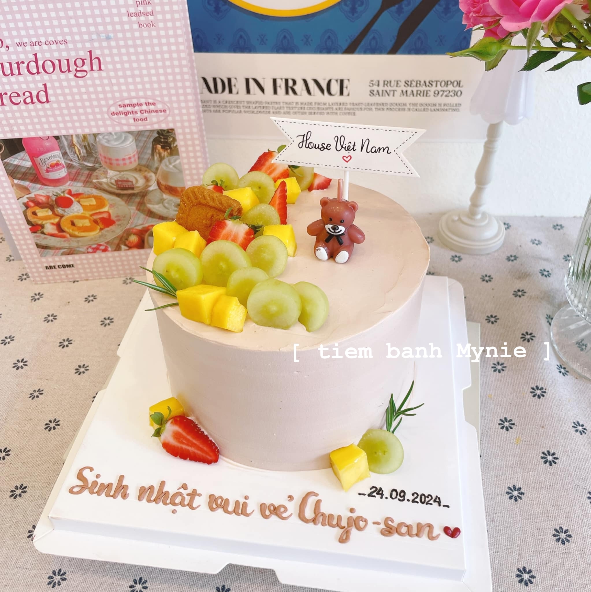 Bánh kem trang trí nho xanh mix xoài và dâu tây TT0016