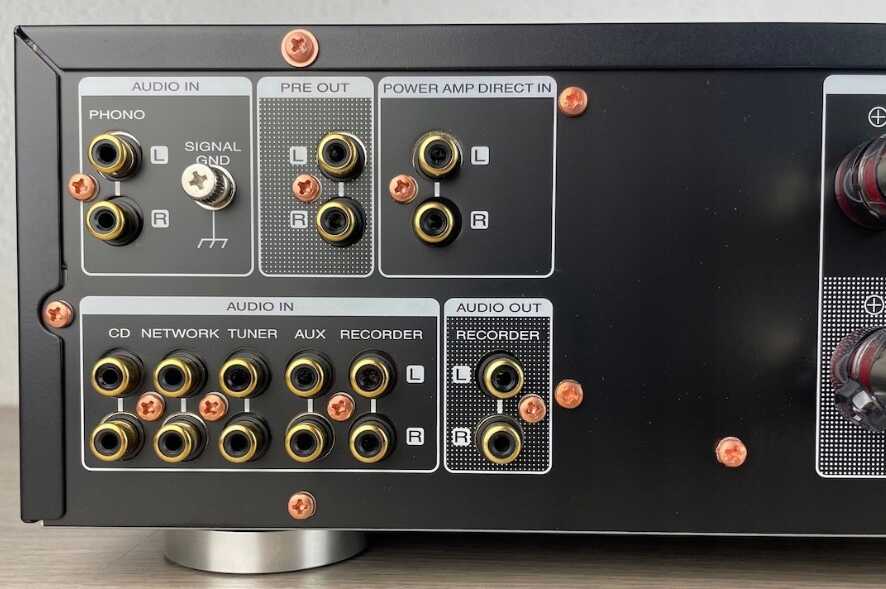 Marantz PM8006 được trang bị đầu nối ra loa cao cấp với khả năng kết nối đa dạng