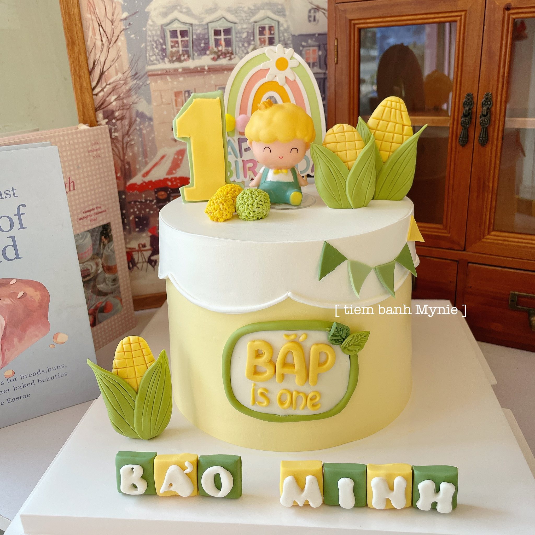 Bánh cho bé trai tone vàng mix xanh lá, Em bé Bắp