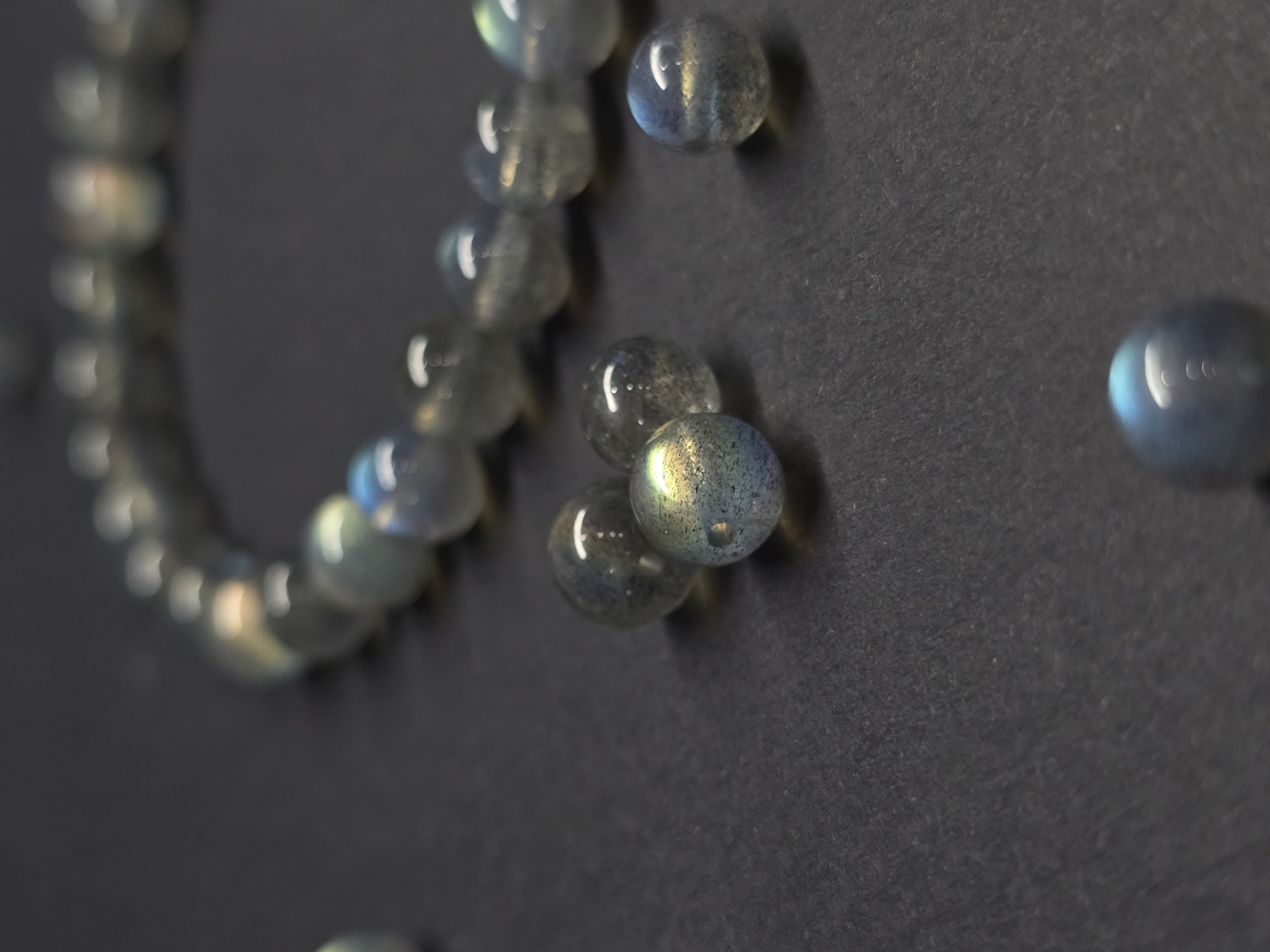 Vòng Tay Đá Xà Cừ Hắc Nguyệt Quang Labradorite Thể Đen