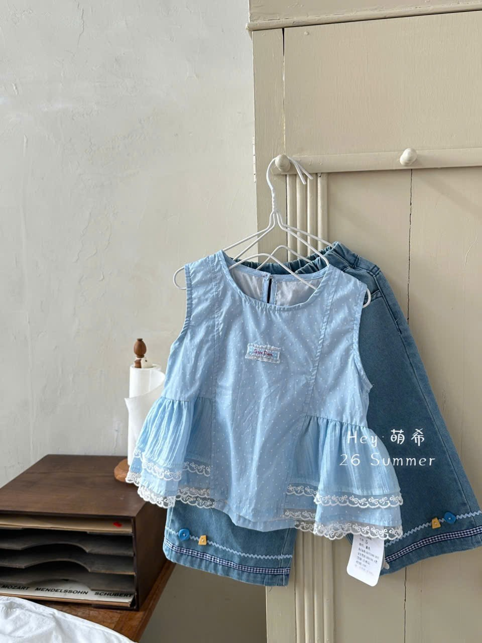 D178 - Áo thô sát nách dang xoè viền bèo hãng HMX