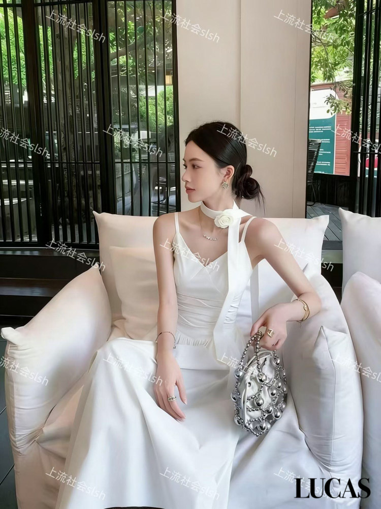 Váy 2 dây cổ tim chun eo, chân xòe + dây vải đính hoa trà