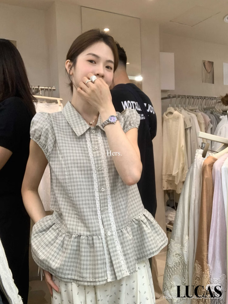 Áo sơ mi caro tay hết bồng cổ bẻ cài cúc viền ren 2 bên nẹp gấu xòe Hers_thumbnail_1