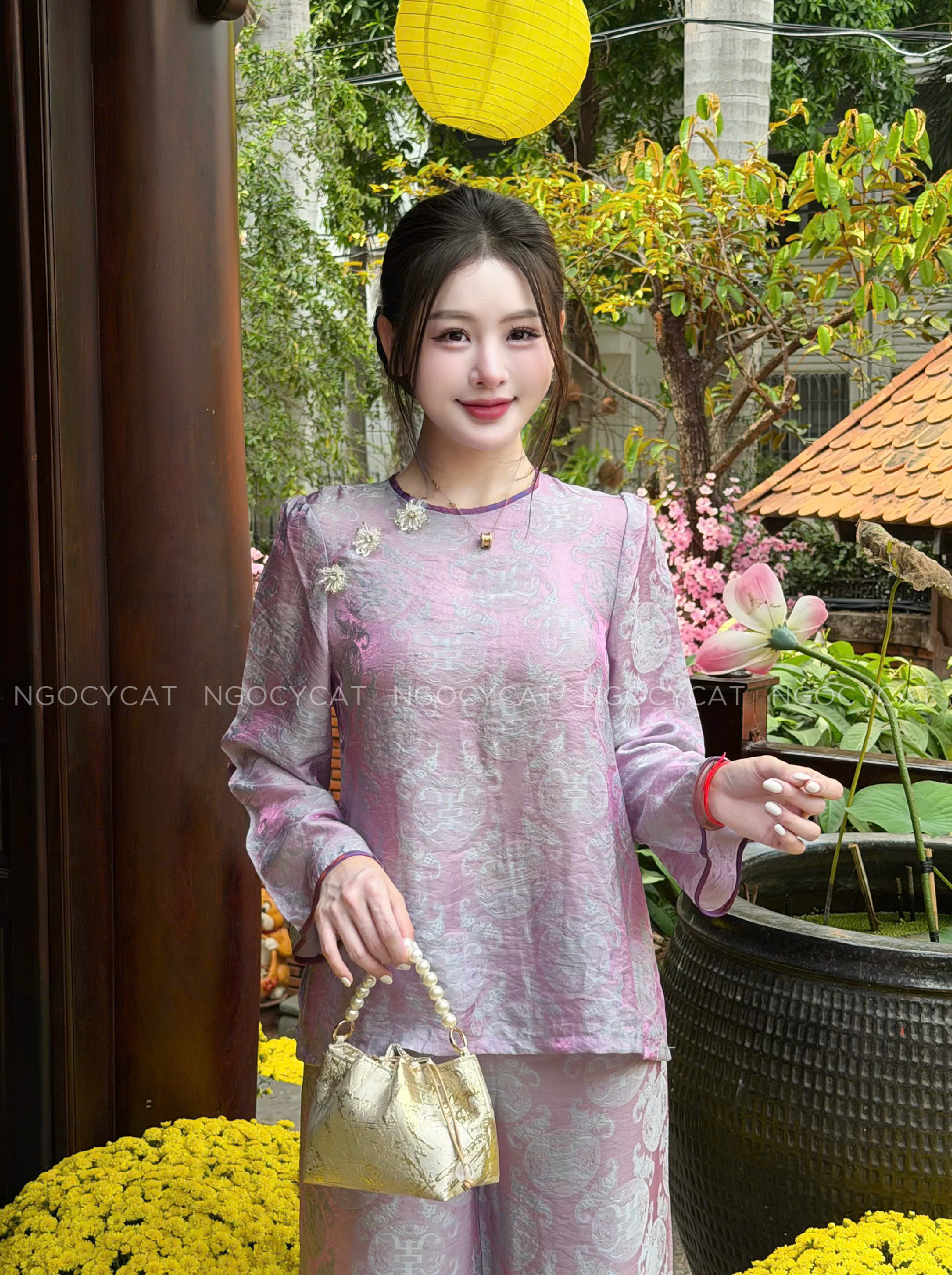 Áo Bà Ba Màu Tím Tơ Tằm Ánh Kim Charm Hoa_thumbnail_1