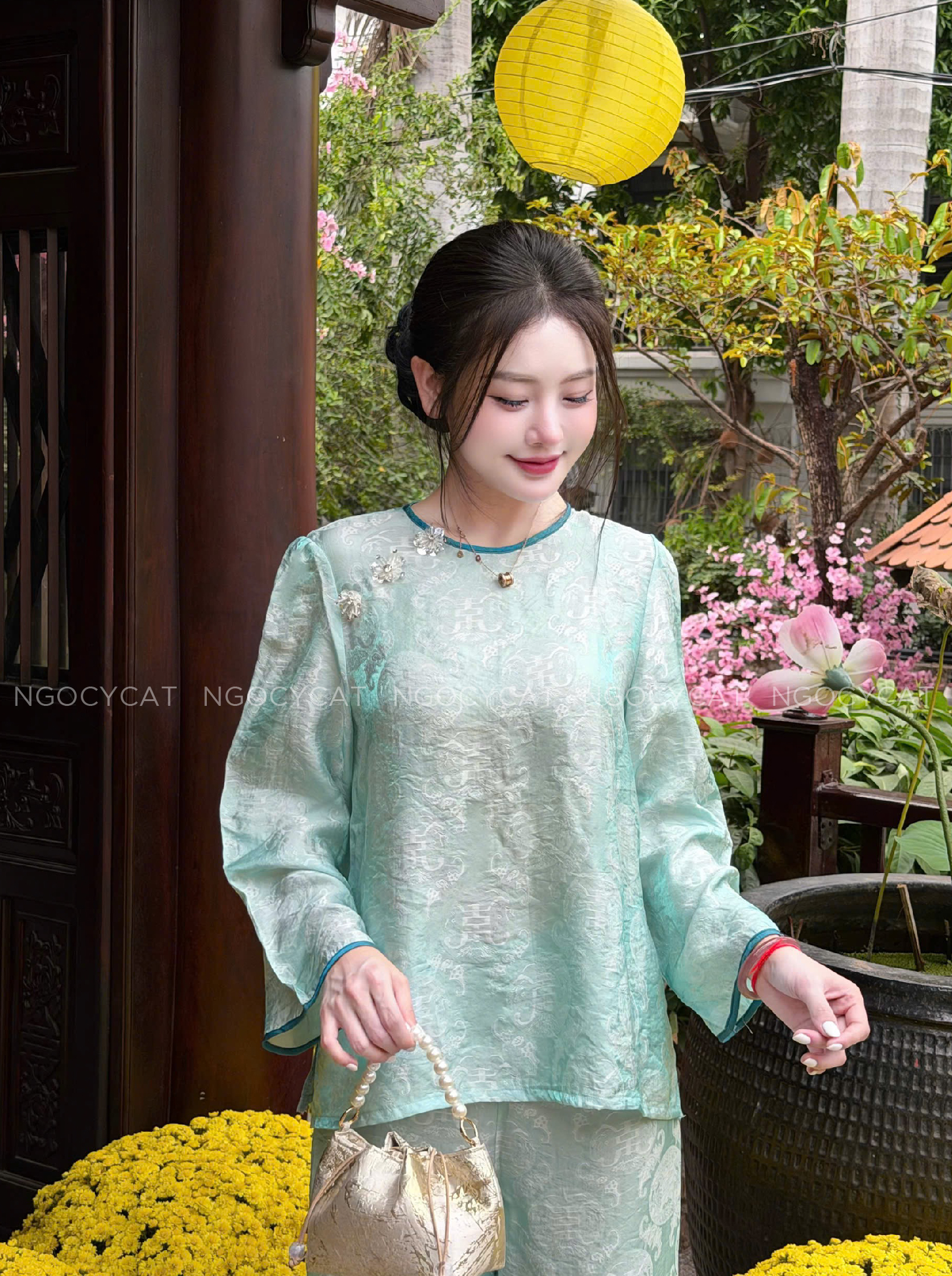 Áo Bà Ba Xanh Mint Tơ Tằm Ánh Kim Charm Hoa_thumbnail_1