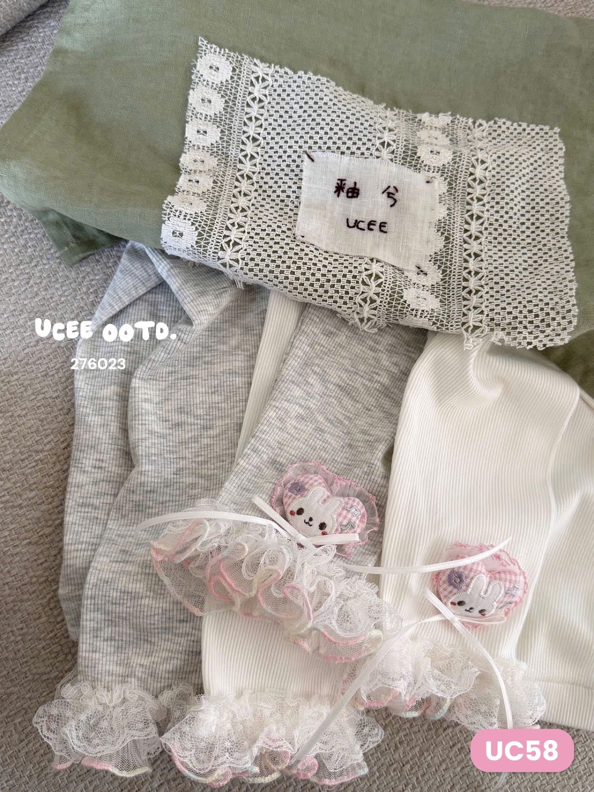 UC58 - Quần legging bo gân phối bèo ren đính tim gấu 2 màu ghi trắng hãng UCEE 276023 (Sz90-130)