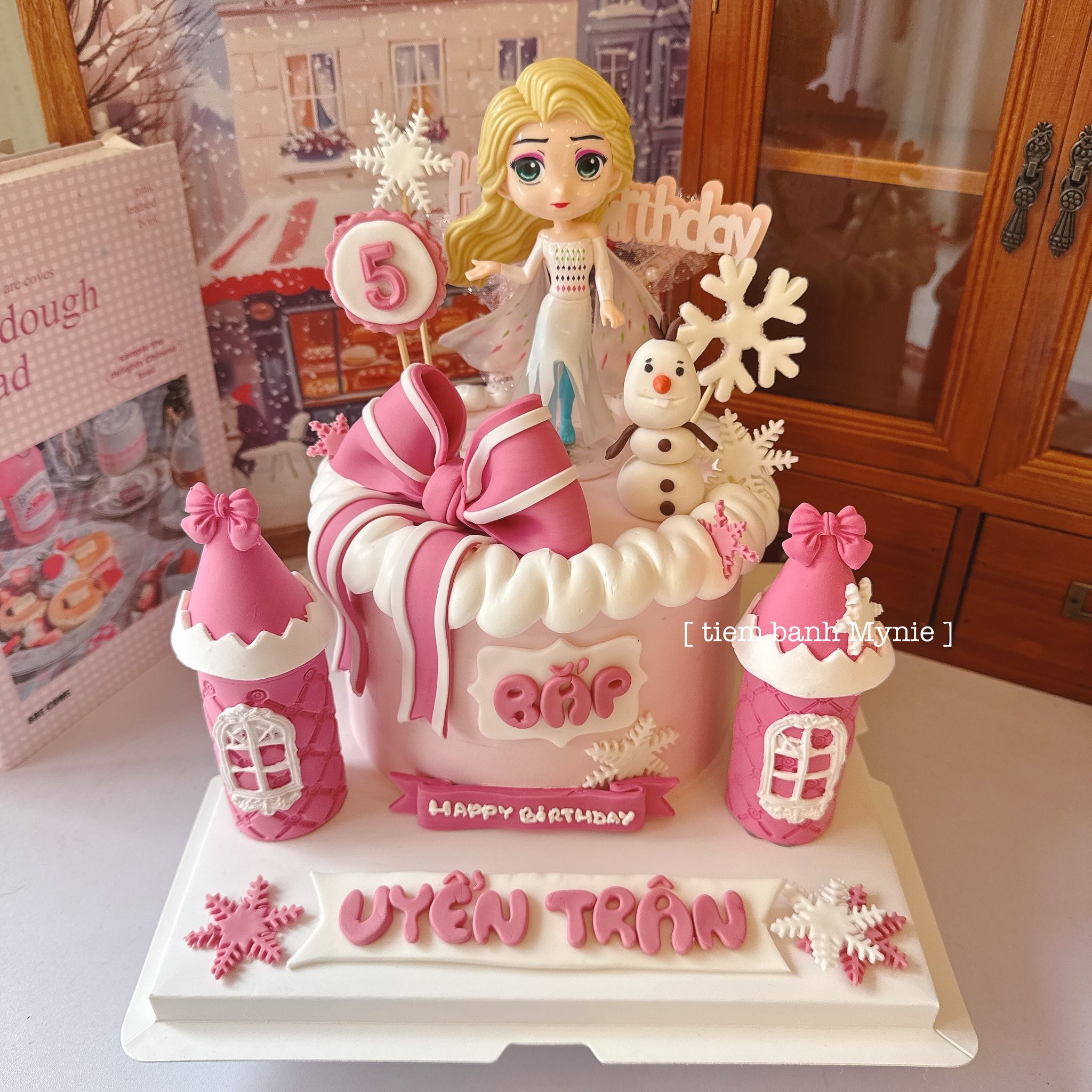 Bánh cho bé gái chủ đề Công chúa Elsa