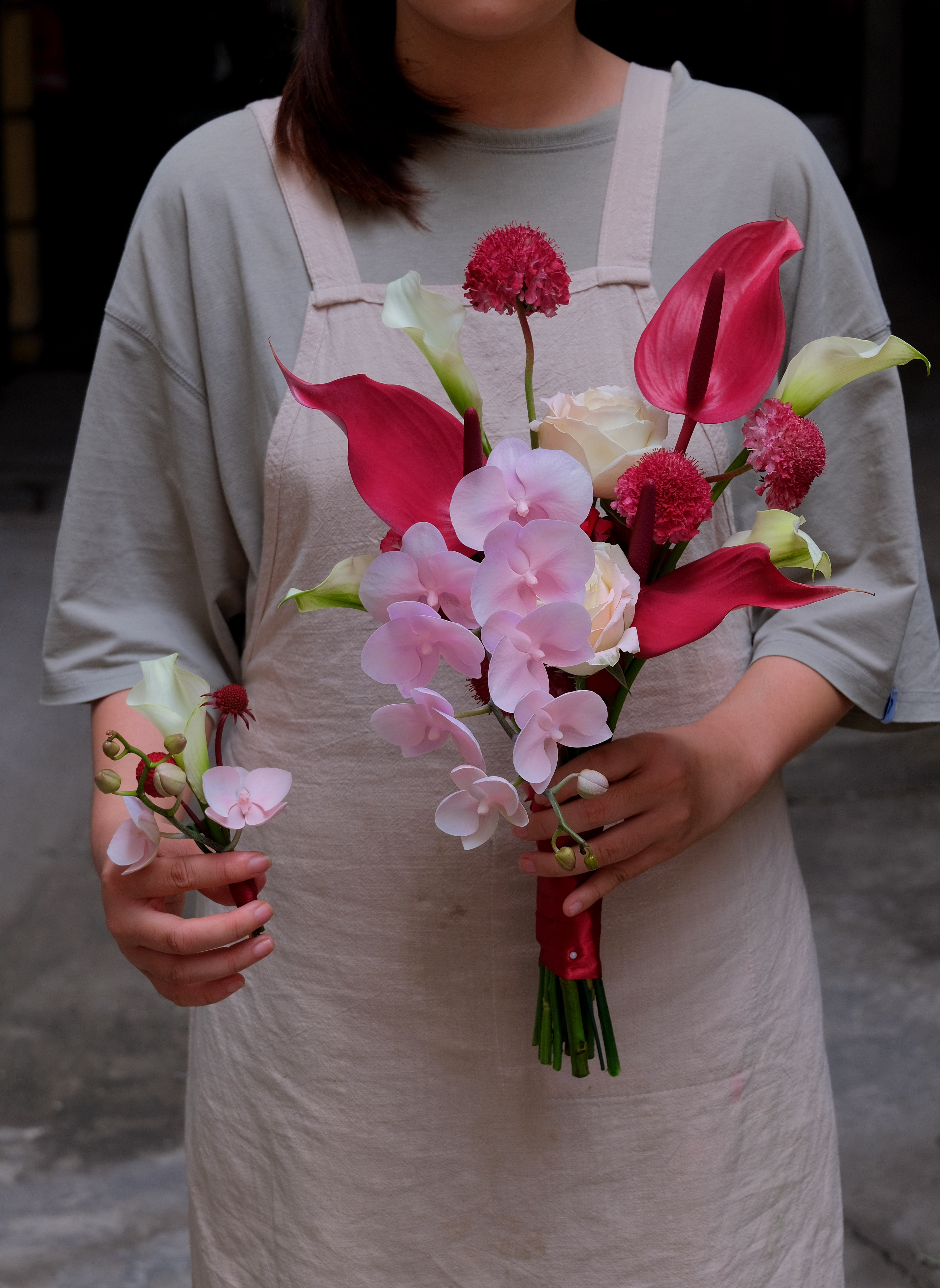 Hoa ăn hỏi tone đỏ (Hồng môn, Calla. Lan mini)